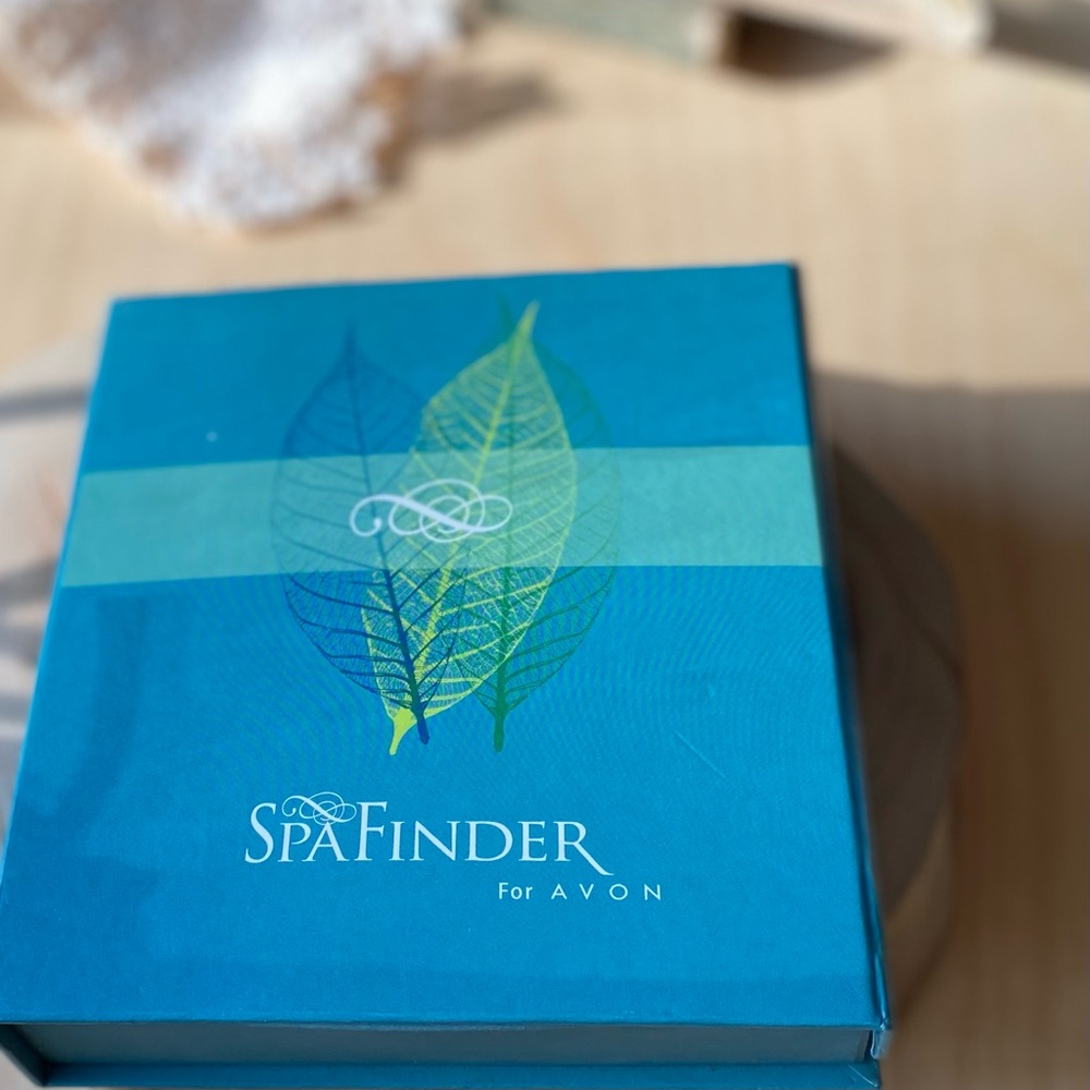Avon Spa Finder Stone Therapy Gift set  Blue and Green Leaf Box